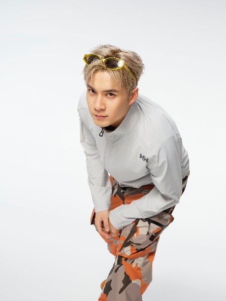 穿白色衣服的男人 中度可信度描述已自动生成