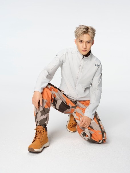 男人拿着枪 中度可信度描述已自动生成