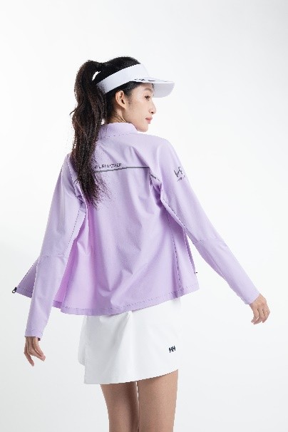 女人穿着裙子 描述已自动生成