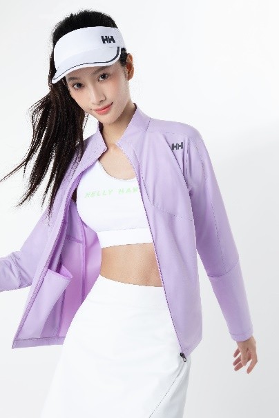 女人穿着粉色的衣服 描述已自动生成