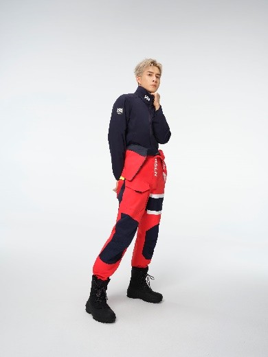 人站在雪地上 描述已自动生成