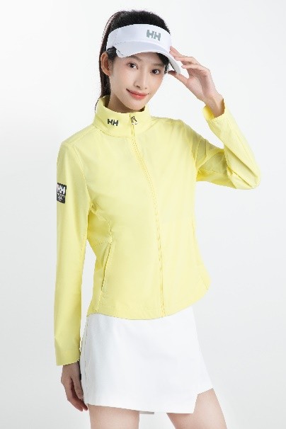 穿白色衣服的人 描述已自动生成