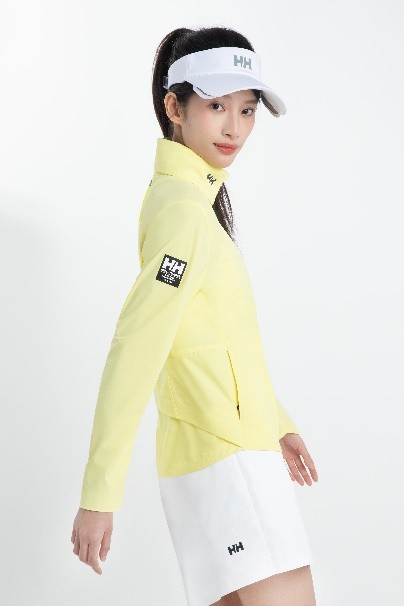 穿着白色衣服的人 描述已自动生成