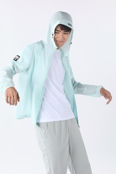 人穿着绿色的衣服 描述已自动生成