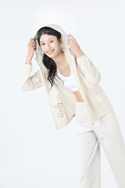 人穿着裙子 描述已自动生成