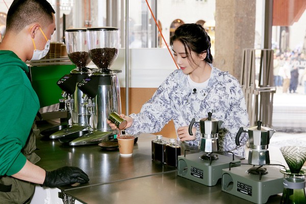 图片8-刘诗诗KOLON COFFEE拉花体验.jpeg