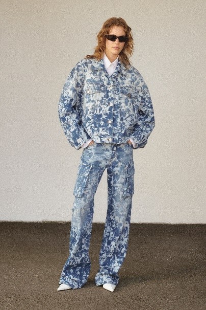 男人站在那里 中度可信度描述已自动生成