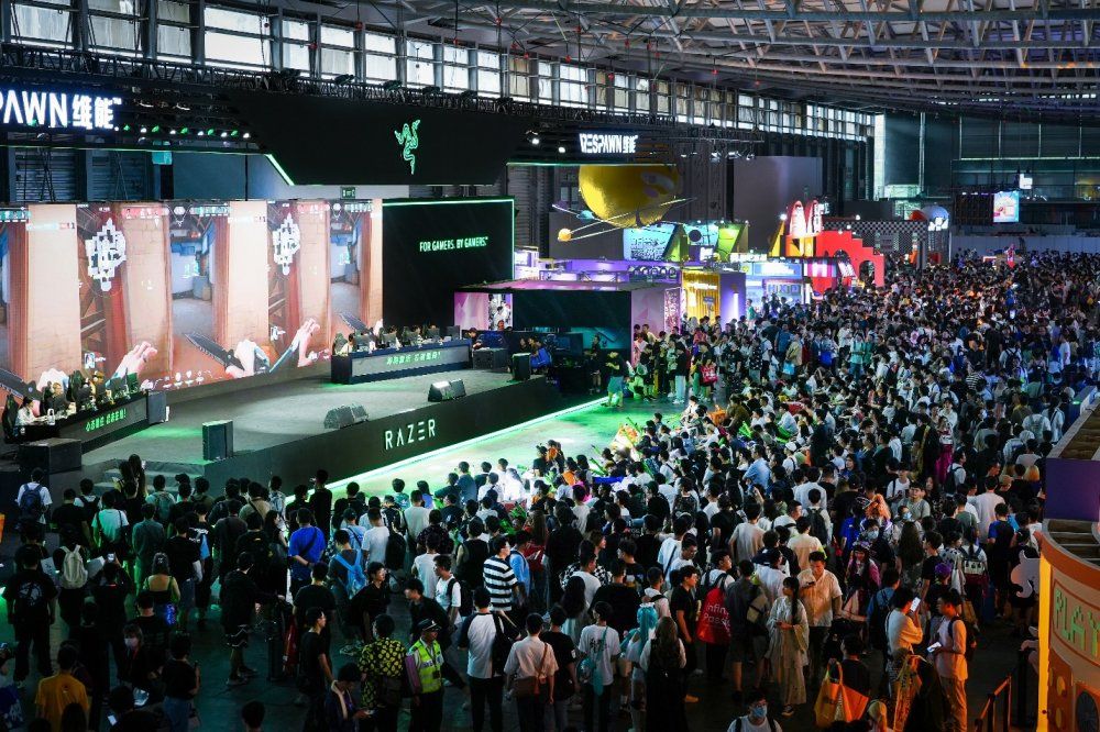 A large crowd of people in a large building

Description automatically generated