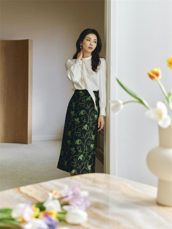 YINER音儿携手品牌代言人刘涛,演绎诗意优雅