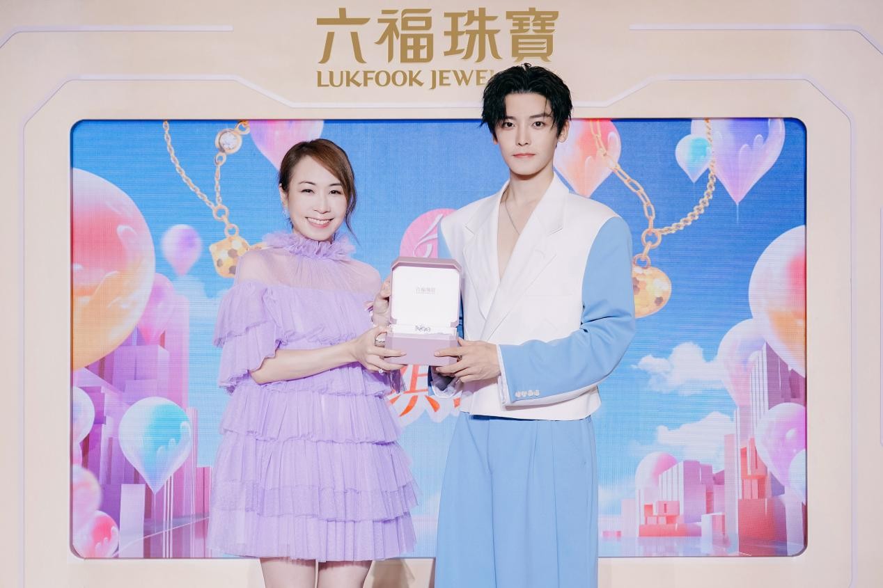 六福集团执行董事兼副行政总裁黄兰诗女士为侯明昊送上「Neo」 钻石胸针礼盒