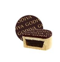 生姜芒果黑巧克力糕点 浓醇黑巧克力馅与芒果味馅料的巧妙融合,带来饱满而香甜的味蕾体验,底层果馅内含微甜糖姜,略带辛辣的余味,营造出新奇特别、层次丰富的特色口感。