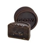 巴旦木巧克力软心月饼 纯正黑巧克力与巴旦木的巧妙相遇,带来双倍醇香,柔软月饼皮之下,黑巧克力软心包裹着颗颗坚果碎粒,顺滑与轻脆的丰富口感,达成层次分明的创意月饼。