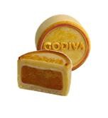 太妃栗蓉麻薯月饼 麻薯与栗蓉的创意融合,呈现别具特色的新颖口味,栗蓉馅料绵软香甜,包裹在软糯麻薯衣之内,配合姜黄色的太妃焦糖月饼外皮,宛如一轮圆月,映衬温馨节日氛围。