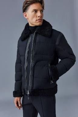 穿着黑色衣服的男人 描述已自动生成