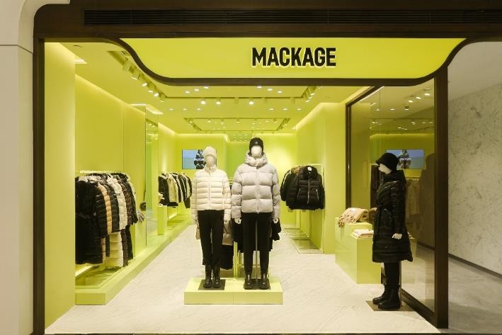 图片包含 室内, 火车, 镜子, 桌子 描述已自动生成