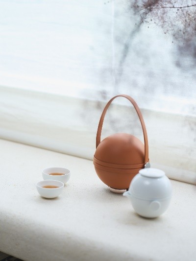 桌子上放着花瓶 中度可信度描述已自动生成