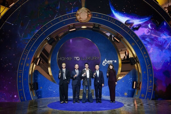 恒隆地产高级董事内地业务彭兆辉先生（左二）、
恒隆地产执行董事、首席财务总监赵家驹先生（右二）、恒隆地产副董事内地业务张琳娜女士（右一）
与著名创作歌手萧敬腾（左三）、人气歌手米卡（左一）举杯共庆盛典启幕