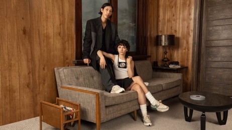 图片包含 室内, 橱柜, 人, 桌子 描述已自动生成