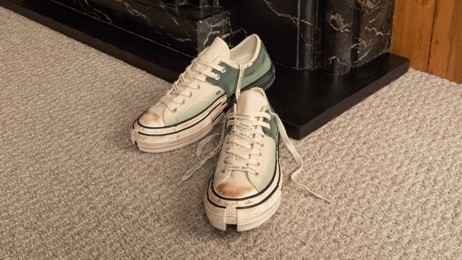 图片包含 室内, 地板, 桌子, 活 描述已自动生成