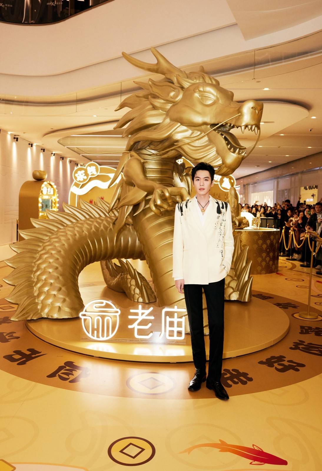 04. 老庙古韵品牌代言人张若昀亮相重庆万象城老庙Lucky Walk快闪活动.jpg