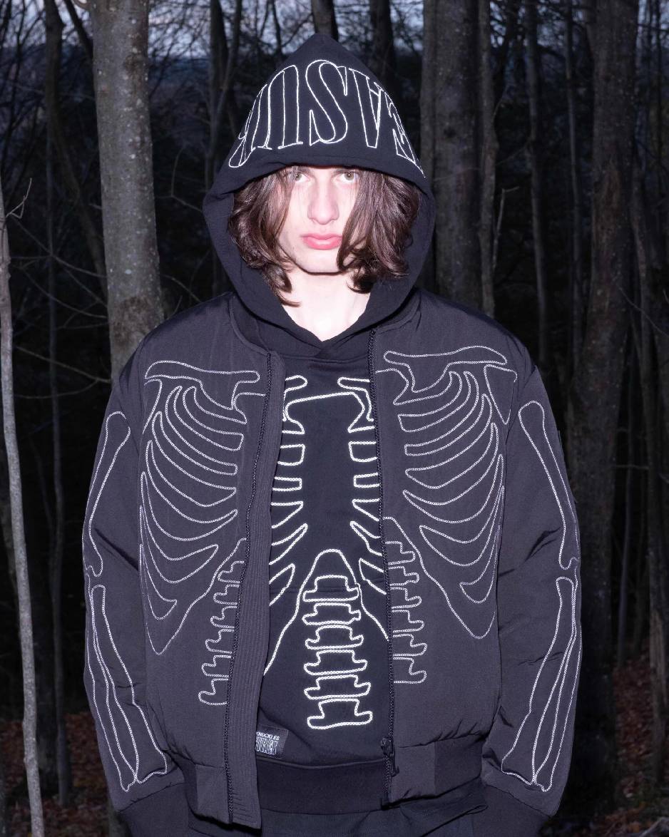 Moose Knuckles与PLEASURES推出限定胶囊系列 定义另类时尚姿态图片