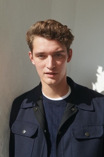 男人穿着衬衫

描述已自动生成