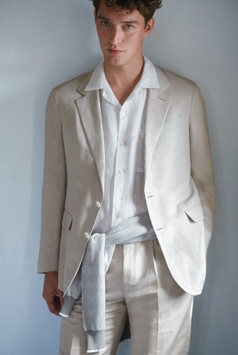 穿白色西装的男人

描述已自动生成