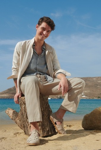 男人躺在沙滩上的人

描述已自动生成