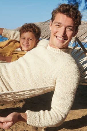 男人和女人抱在一起

描述已自动生成