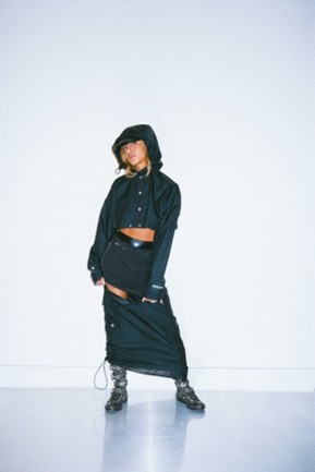 穿着黑色衣服的男人 中度可信度描述已自动生成