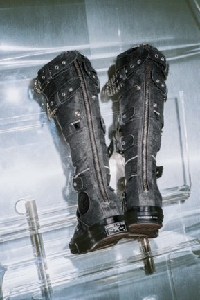 图片包含 室内, 桌子, 男人, 穿着 描述已自动生成