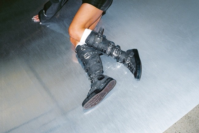 人在跳起来玩滑板 描述已自动生成