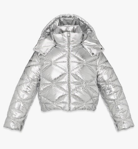 Ein Bild, das Kleidung, Mode, Jacke, Oberbekleidung enthält. Automatisch generierte Beschreibung