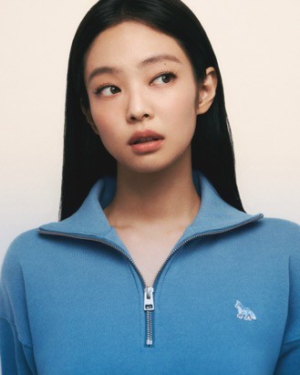 人穿着蓝色的衣服 描述已自动生成