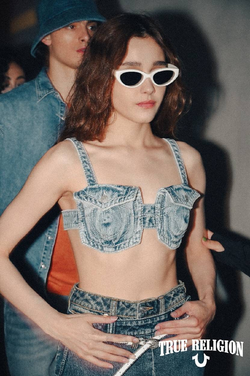 A person in a denim outfit

Description automatically generated