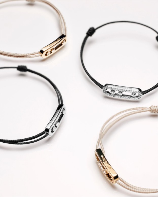 图片包含 室内, 桌子, 对, 项链 描述已自动生成