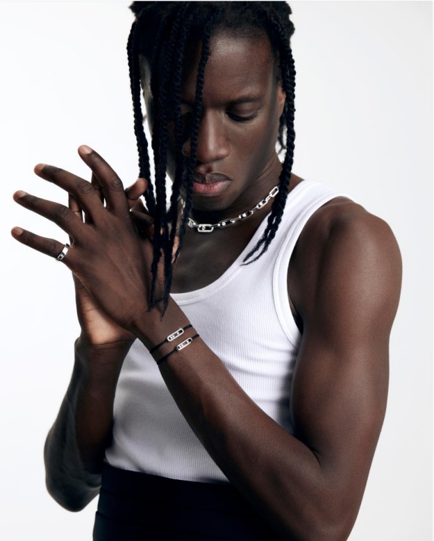 人在打电话 描述已自动生成