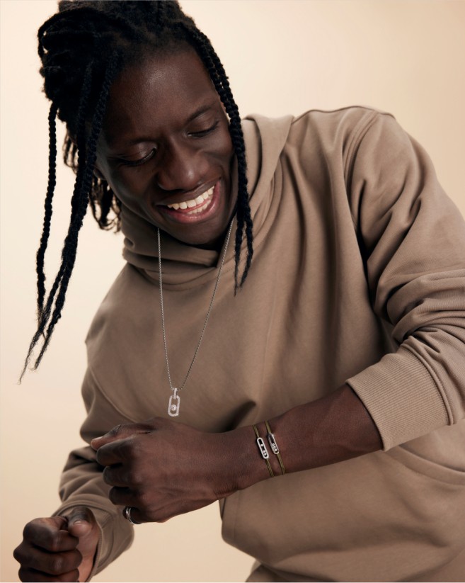 人戴着耳机 描述已自动生成