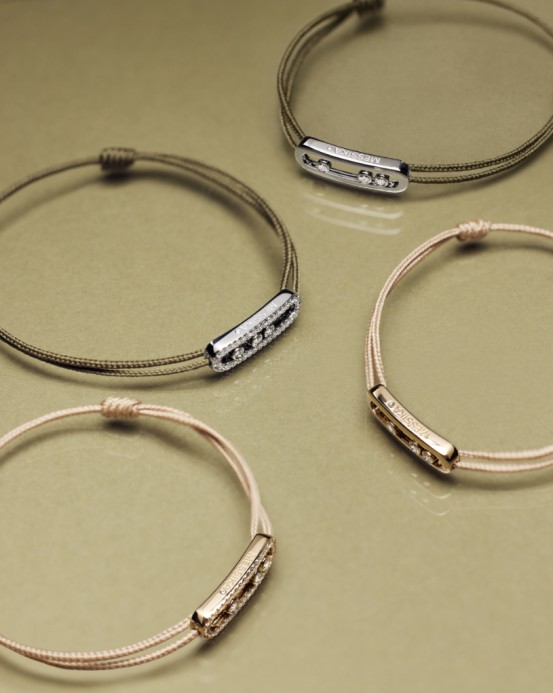 图片包含 室内, 桌子, 小, 镜子 描述已自动生成