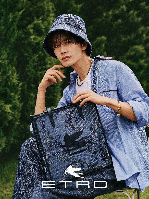 戴帽子的男人手里拿着手机 中度可信度描述已自动生成