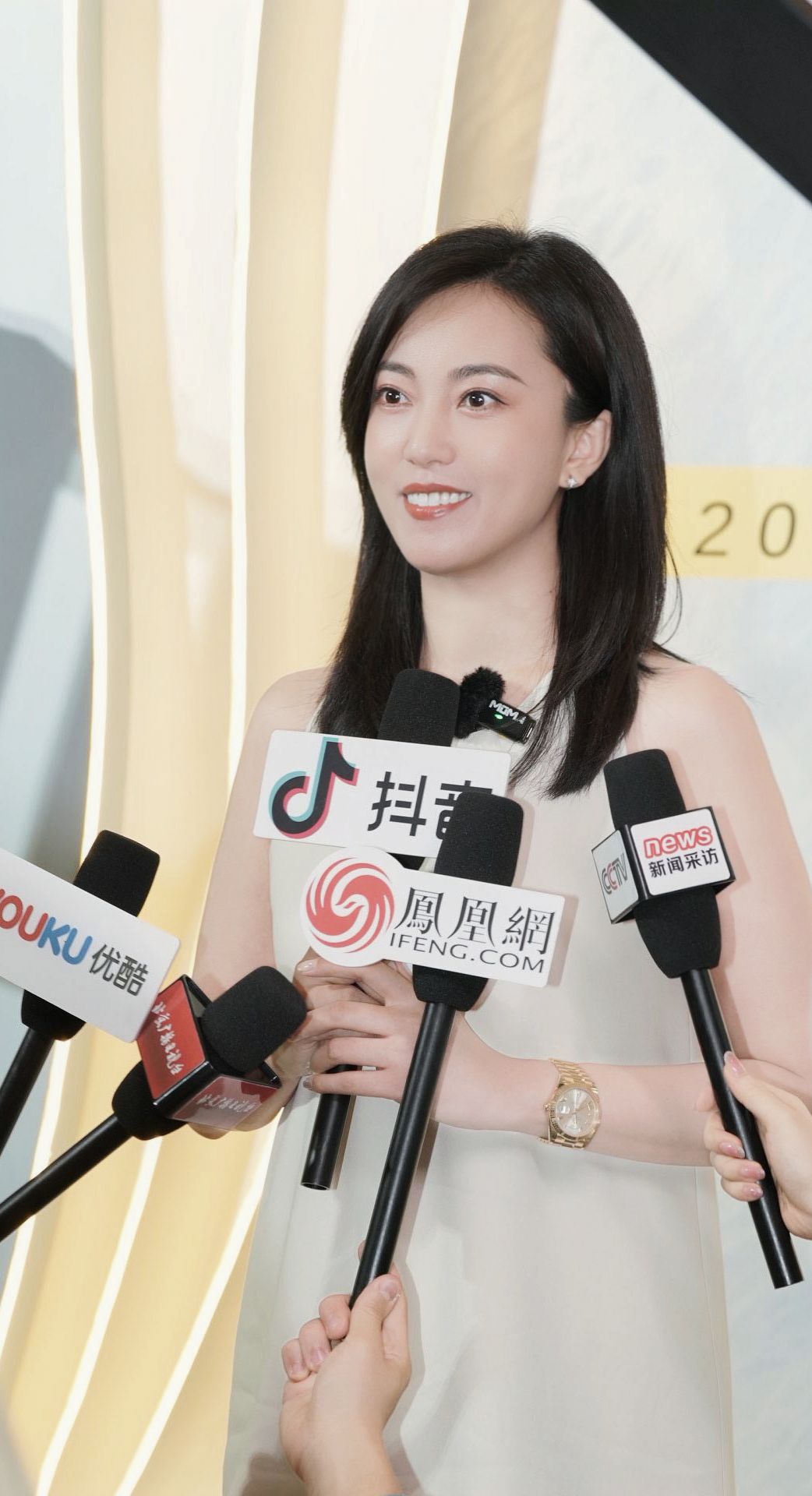 时尚COSMO-荣获抖音“优质红人口碑奖”，“40岁的舒言”和不老谜语做对了什么？