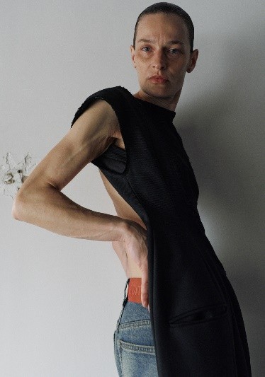 男人张开双臂 描述已自动生成