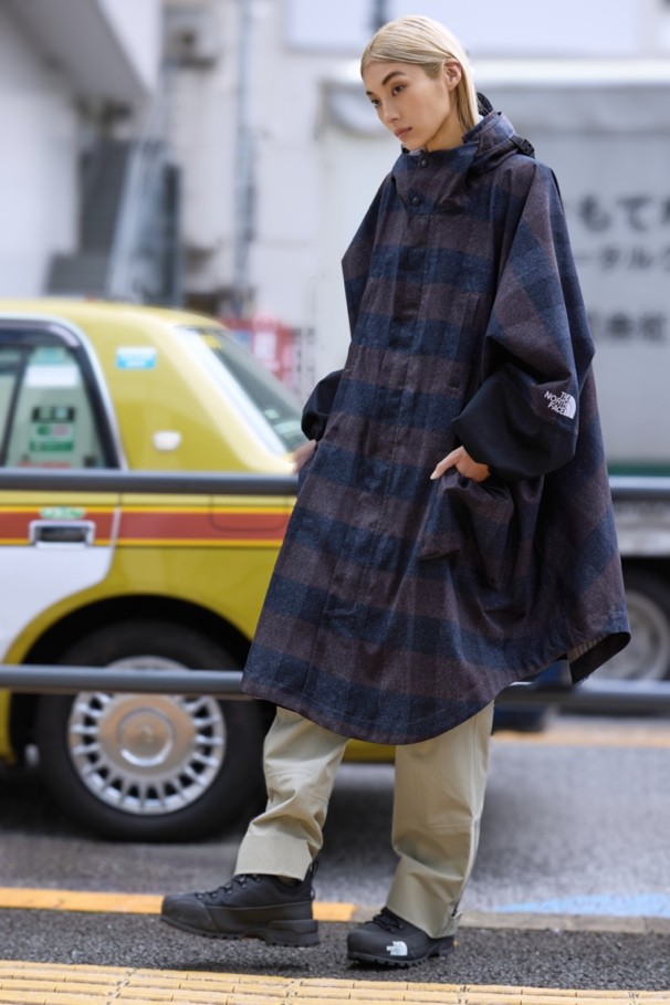 汽车在路上走的人 描述已自动生成