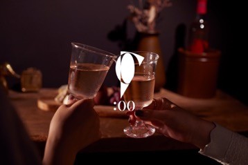 桌子上的酒杯 中度可信度描述已自动生成