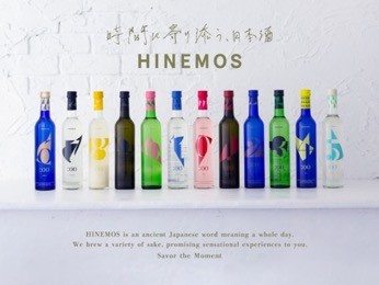 桌子上放着许多瓶子 描述已自动生成