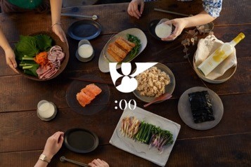 桌子上的食物和餐具 描述已自动生成