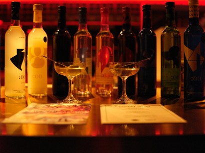 桌子上的酒瓶和酒杯 中度可信度描述已自动生成