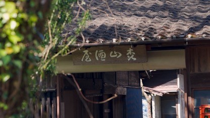 建筑上挂着商铺的房子 低可信度描述已自动生成