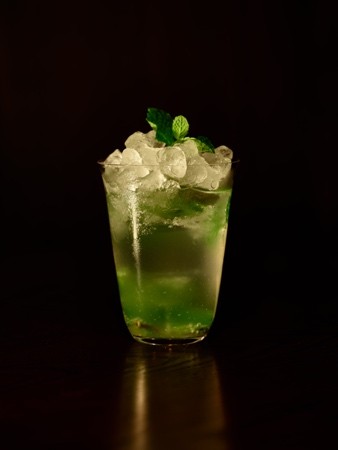 杯子里装着饮料 描述已自动生成