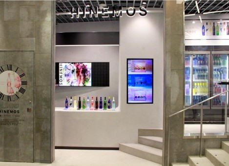 书架上的海报 中度可信度描述已自动生成